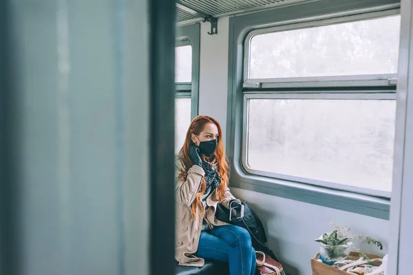 Meisje Met Een Medisch Masker Een Treinwagon Met Een Smartphone — Stockfoto