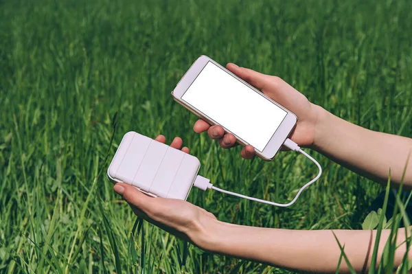 Mock Smartphone Power Bank Mão Menina Contra Fundo Campo Com — Fotografia de Stock