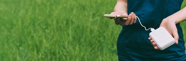 Boer Meisje Snijdt Telefoon Van Power Bank Het Veld — Stockfoto