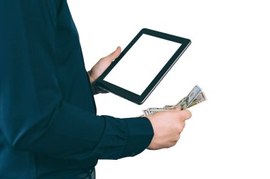 İzole et. Bir iş adamının elinde parayla tablet hazırla. Beyaz bir arkaplanda.