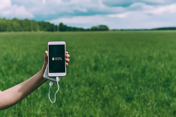 Een Powerbank Hand Van Een Meisje Laadt Een Smartphone Tegen — Stockfoto