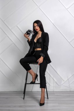 Bir dergi için poz veren çekici bir genç esmer.