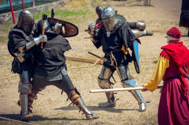 Zırhlı şövalyelerin savaşları ve düellolarının yeniden yapılandırılması