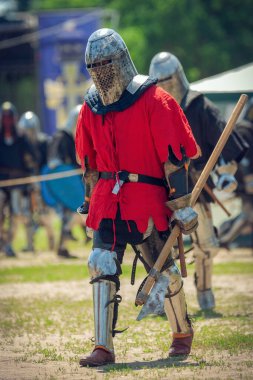 Zırhlı şövalyelerin savaşları ve düellolarının yeniden yapılandırılması