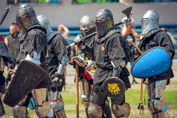 Zırhlı Şövalyelerin Savaşları Düellolarının Yeniden Yapılandırılması — Stok fotoğraf