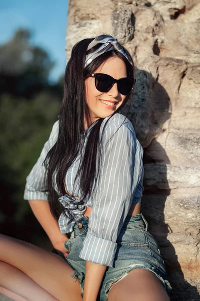 Joven Morena Posando Aire Libre — Foto de Stock