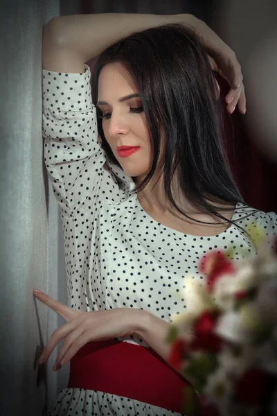 Retrato Uma Menina Morena Vestido Leve — Fotografia de Stock