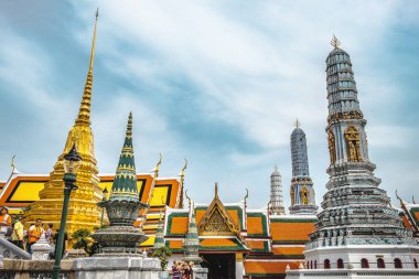 Dünyanın dört bir yanından gelen turistler Wat Phra Kaew Tayland Kraliyet Sarayı ziyaret ediyor. Bangkok, ülkenin başkenti, 23 Ekim 2018 üzerinde bulunan.
