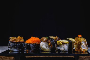 Suşi, popüler Japon mutfağı. Sirke ile pirinç karışımından kalıp ve koymak veya et ve sebze, yemek wasabi ve Japon sos ile bir şeyler yaptı. (Kapat)