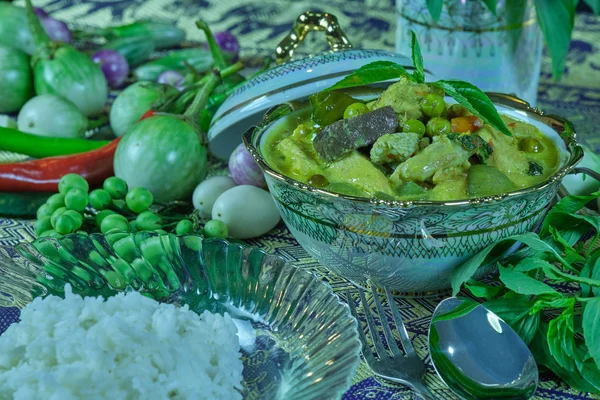 Gang Kiew Wan (Green Curry with chicken) is a popular dish. Has a unique flavor The taste and aroma of various herbs. Can be put chicken, pork, beef, even fish balls. It\'s delicious too.