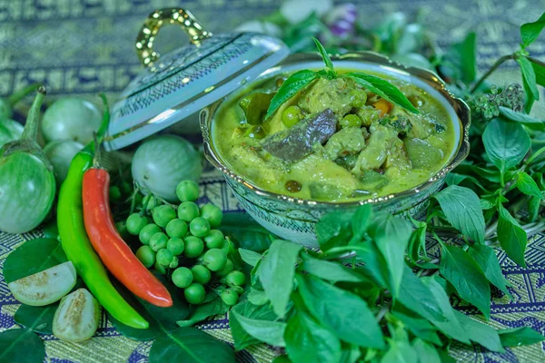 Gang Kiew Wan (Green Curry with chicken) is a popular dish. Has a unique flavor The taste and aroma of various herbs. Can be put chicken, pork, beef, even fish balls. It\'s delicious too.