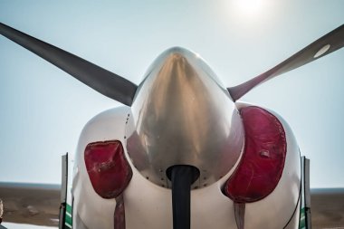 Uçak pervanelerinin güzelliğini vurgulayan klasik uçak