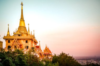 Dao Daeng Dağı'nın tepesindeki büyük Pagoda