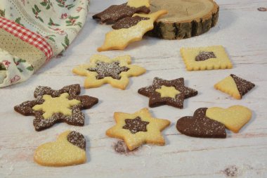 Noel için pişirme. Siyah ve beyaz yıldız kurabiye.