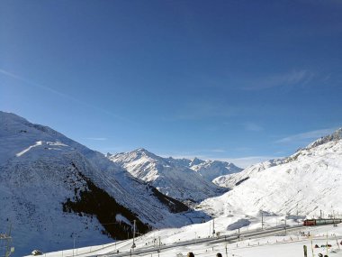 İsviçre Tren İstasyonu arasında kar tepeler güzel güneşli kaplı. Glacier Express, Andermatt, İsviçre.