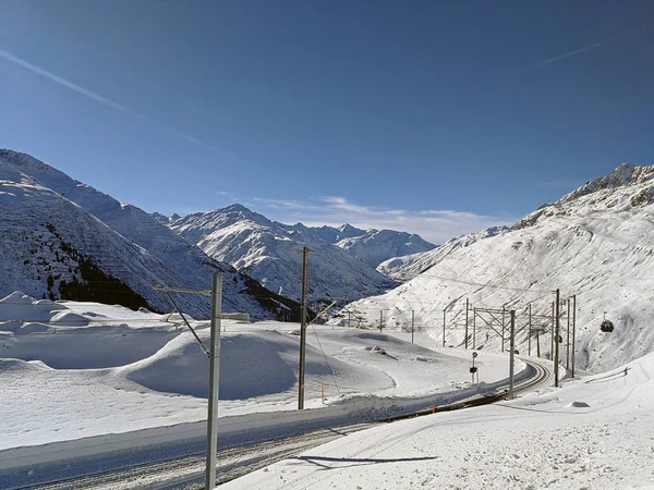 Zwitserse Treinstation Tussen Sneeuw Bedekte Heuvels Prachtige Zon Andermatt Zwitserland — Stockfoto