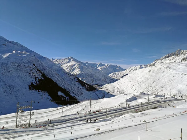 Schweizer Bahnhof Zwischen Schneebedeckten Hügeln Bei Herrlichem Sonnenschein Andermatt Schweiz — Stockfoto