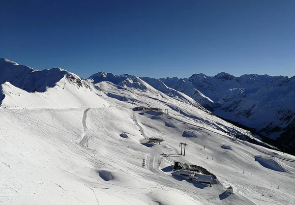 Wintervakantie Tussen Besneeuwde Bergen Van Zwitserland Davos Zwitserland — Stockfoto