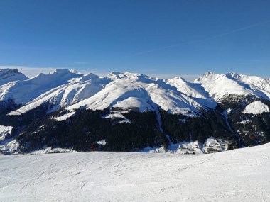 Kayak pistlerine ve karla kaplı dağlar Davos, İsviçre.