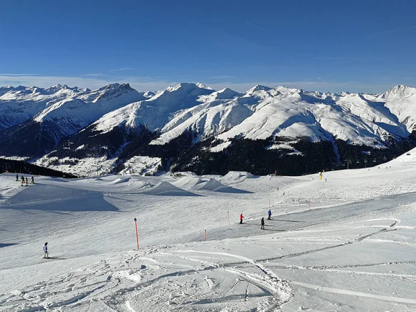 Skidbackarna Och Snöklädda Berg Davos Schweiz — Stockfoto