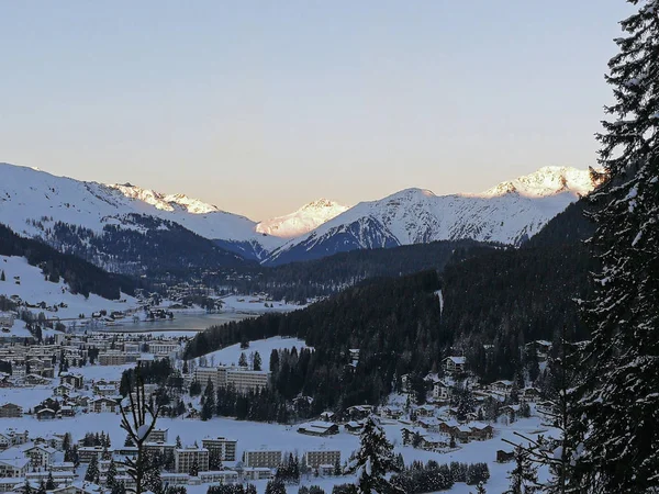 从森林滑雪坡到达沃斯的冬季景色 — 图库照片