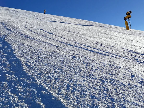 Σκι Πλαγιά Και Παραγωγής Χιονιού Μηχανή Στο Νταβός Της Ελβετίας — Φωτογραφία Αρχείου