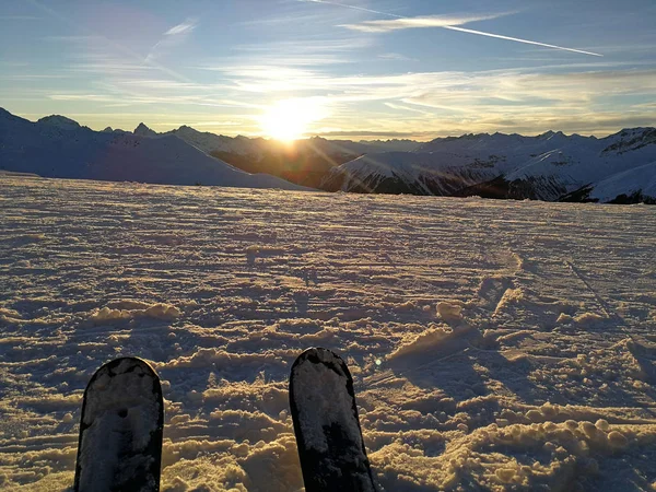 Esquiador Cansado Observa Pôr Sol Davos Suíça — Fotografia de Stock