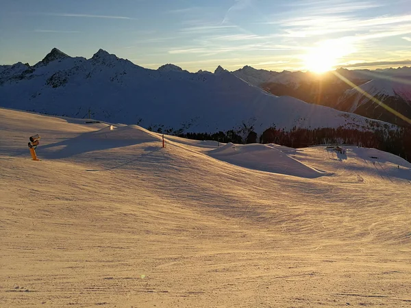 瑞士达沃斯日落后的滑雪场和雪山 — 图库照片