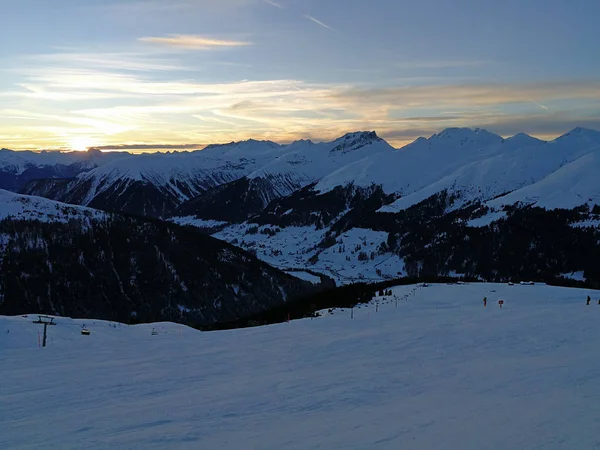 Stoki Narciarskie Ośnieżone Góry Zachodzie Słońca Davos Szwajcaria — Zdjęcie stockowe