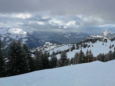 Kayak pistlerine ve karla kaplı dağlar Hoch-Ybrig, İsviçre.