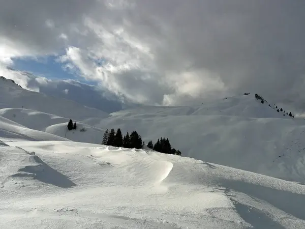 Encostas Esqui Montanhas Cobertas Neve Hoch Ybrig Suíça — Fotografia de Stock