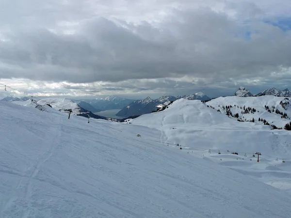 Encostas Esqui Montanhas Cobertas Neve Hoch Ybrig Suíça — Fotografia de Stock