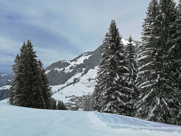 Stoki Narciarskie Ośnieżone Góry Regionie Hoch Ybrig Szwajcaria — Zdjęcie stockowe