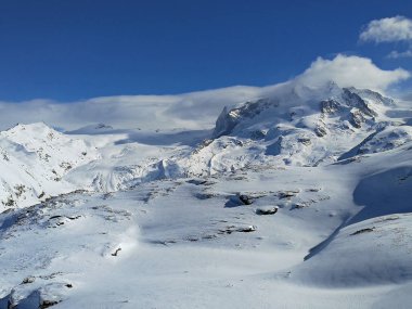 Güzel panoramik Wallis, İsviçre içinde yakınındaki Zermatt, İsviçre Alpleri'nde kayak pistleri ile karla kaplı dağlar.