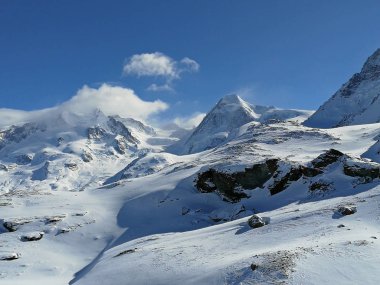 Güzel panoramik Wallis, İsviçre içinde yakınındaki Zermatt, İsviçre Alpleri'nde kayak pistleri ile karla kaplı dağlar.