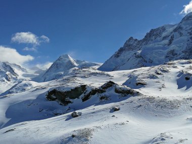 Güzel panoramik Wallis, İsviçre içinde yakınındaki Zermatt, İsviçre Alpleri'nde kayak pistleri ile karla kaplı dağlar