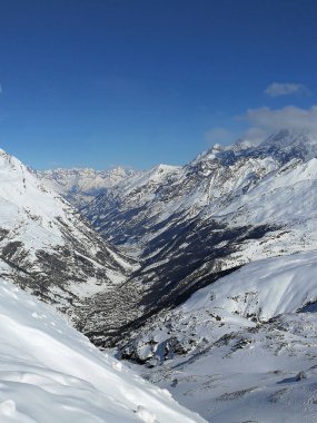 Güzel panoramik Wallis, İsviçre içinde yakınındaki Zermatt, İsviçre Alpleri'nde kayak pistleri ile karla kaplı dağlar.