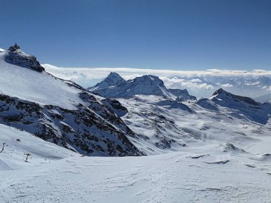 Güzel panoramik Wallis, İsviçre içinde yakınındaki Zermatt, İsviçre Alpleri'nde kayak pistleri ile karla kaplı dağlar.