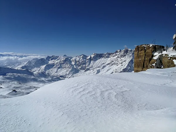 Schöne Aussicht Auf Schneebedeckte Berge Mit Skipisten Den Schweizer Alpen — Stockfoto