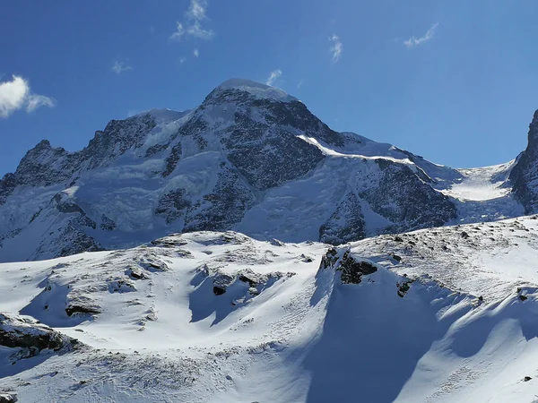 瑞士瓦利斯州采尔马特附近的瑞士阿尔卑斯山有滑雪场 可以欣赏到白雪覆盖的山脉的美丽全景 — 图库照片