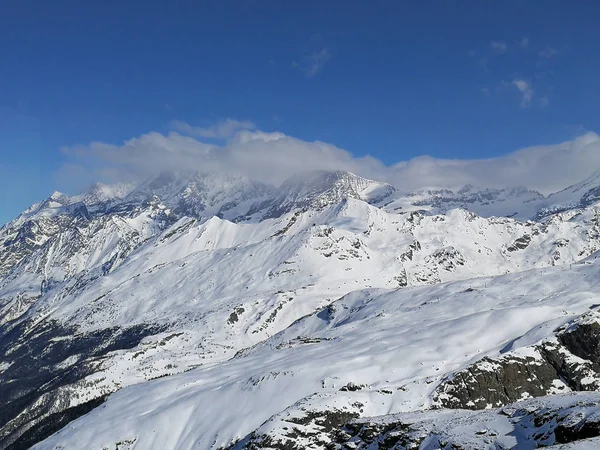 ウォリス スイスのカントンの近くツェルマット スイス アルプスでスキーと雪をかぶった山々 の美しいパノラマの景色 — ストック写真