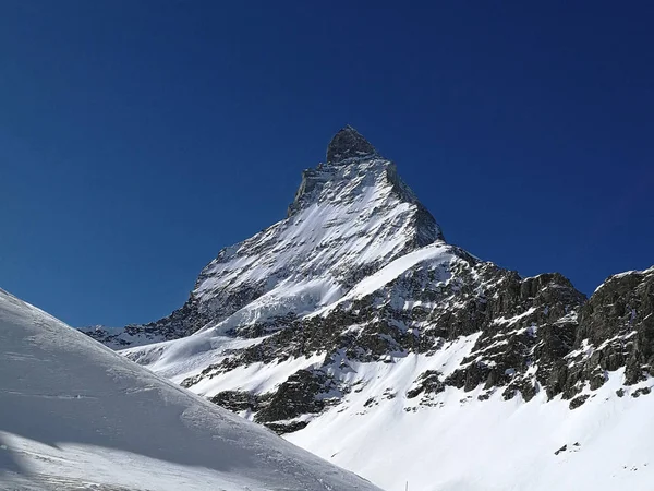 Bela Vista Panorâmica Famoso Matterhorn Coberto Neve Nos Alpes Suíços — Fotografia de Stock