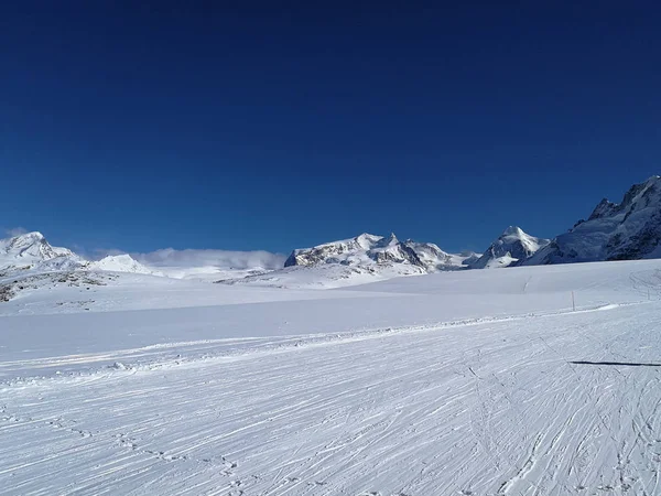 Vacker Panoramautsikt Över Snöklädda Berg Med Skidbackarna Schweiziska Alperna Nära — Stockfoto