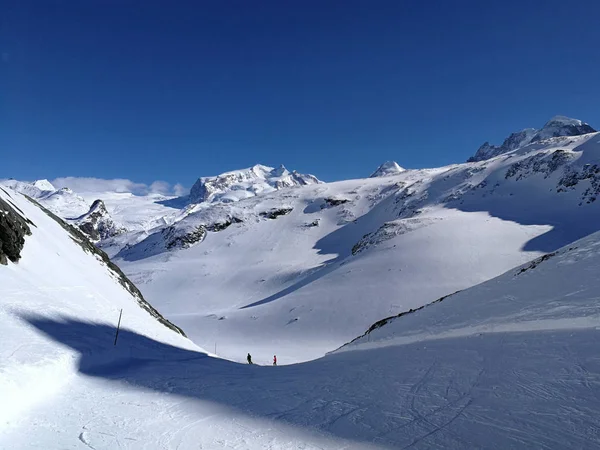Prachtig Panoramisch Uitzicht Besneeuwde Bergen Met Skipistes Zwitserse Alpen Buurt — Stockfoto
