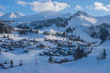 İsviçre dağ tepe Stoos panoramik manzaralı kar yağışı sonra