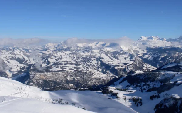 Piękny Panoramiczny Widok Ośnieżone Góry Szwajcarskich Alpach — Zdjęcie stockowe