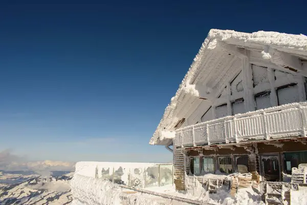 Casa Coberta Neve Pico Montanha Suíço Tomadas Stoos Suíça — Fotografia de Stock