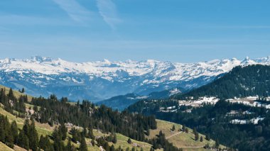 Güzel bahar panoramik İsviçre Alpleri'nde karla kaplı dağlar.