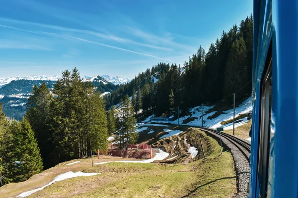 Ελβετικό βουνό σιδηροδρόμων και άνοιξη πανοραμική θέα των χιονισμένων βουνών των Άλπεων. — Φωτογραφία Αρχείου