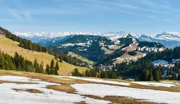 Bella vista panoramica primaverile sulle montagne innevate delle Alpi svizzere . — Foto Stock